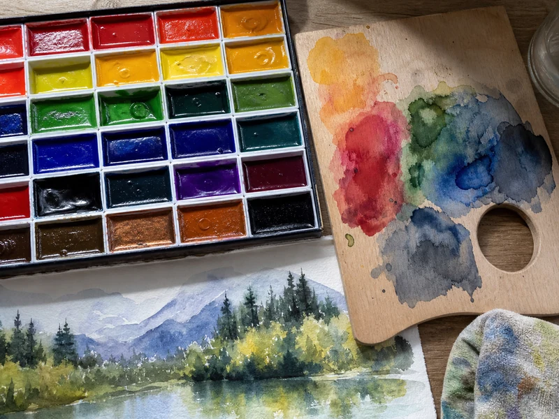 Vue de dessus : palette de godets d’aquarelle japonaise aux pigments saturés